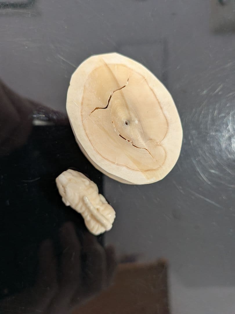 マッコウ鯨歯　本物虎彫刻 置台付き 116g