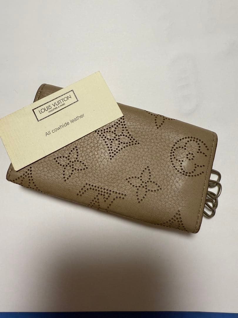 LOUIS VUITTON 4連キーケースグレージュ モノグラム マヒナ