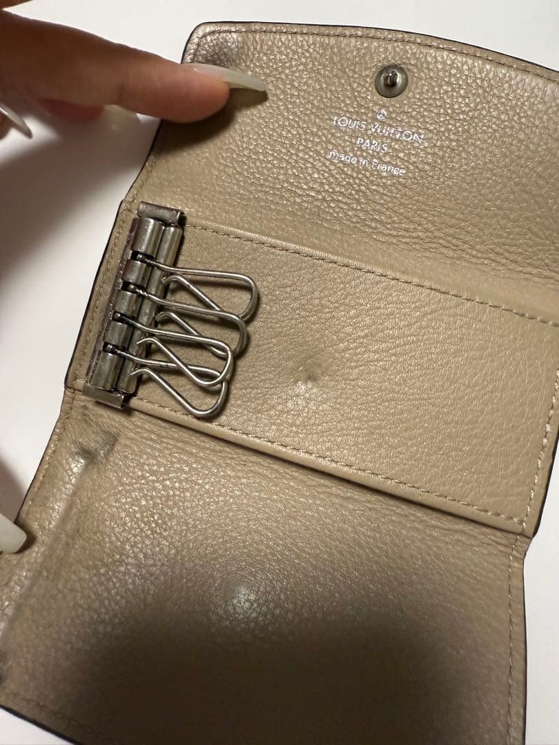 LOUIS VUITTON 4連キーケースグレージュ モノグラム マヒナ