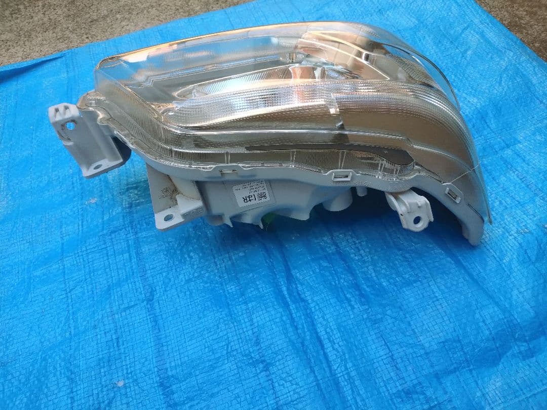 ダイハツ ハイゼットカーゴS321V 右ヘッドライト欠損無し