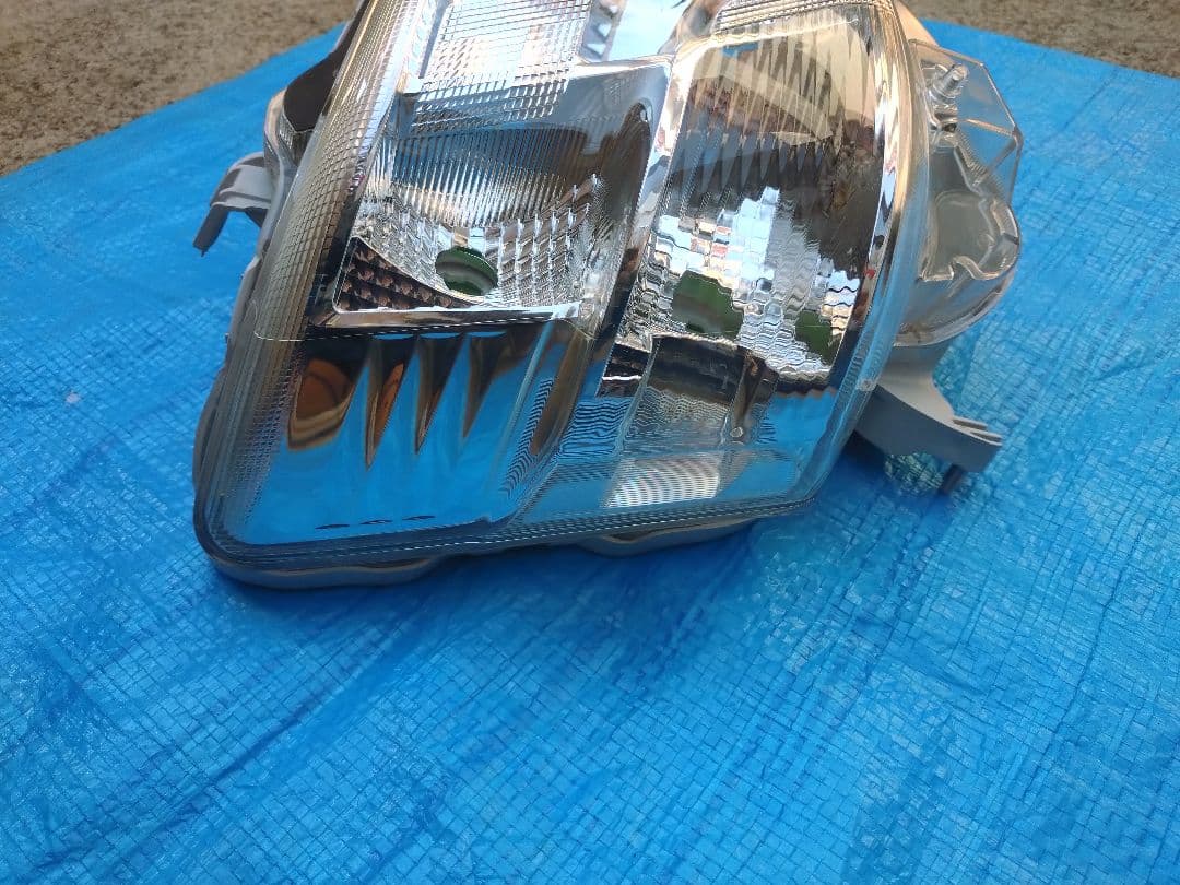 ダイハツ ハイゼットカーゴS321V 右ヘッドライト欠損無し