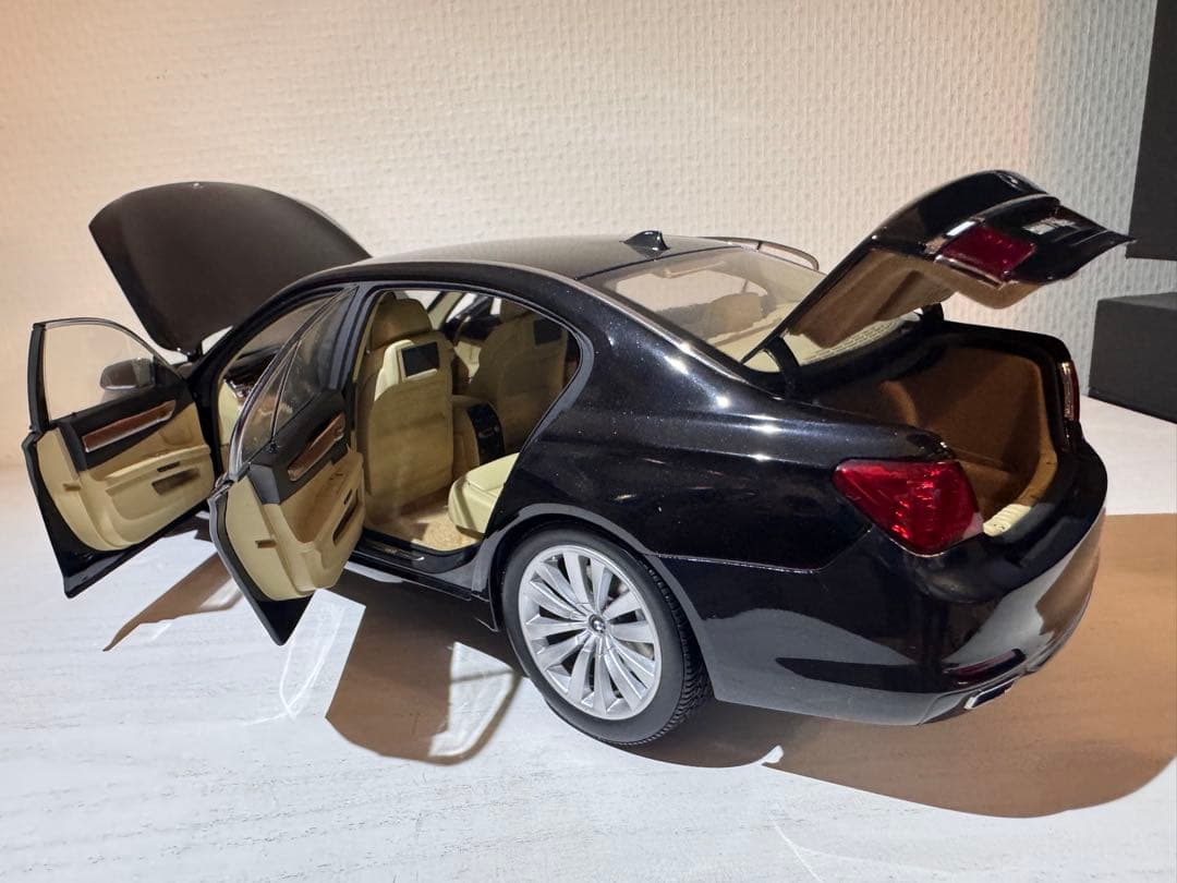 ミニカー KYOSHO  750Li (F02) 1:18