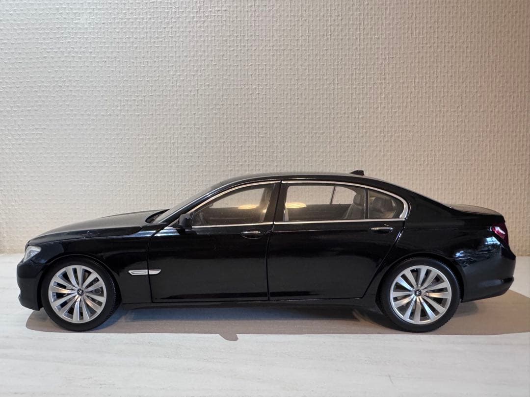 ミニカー KYOSHO  750Li (F02) 1:18