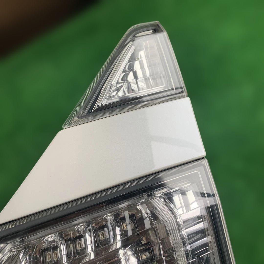 トヨタ　ヴェルファイア　20 純正テールランプ　右側　パールホワイト　中古品