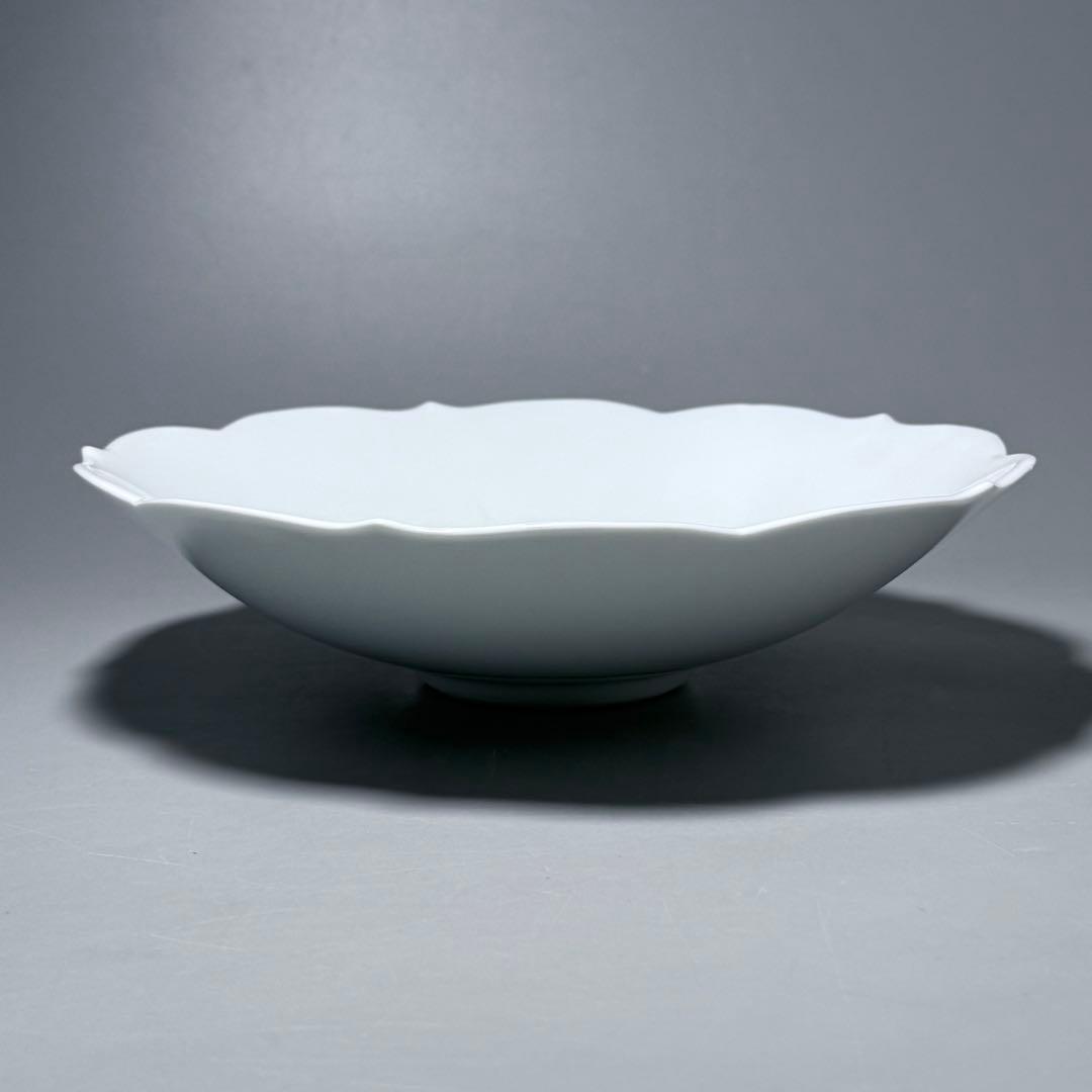 人間国宝　白磁の名工　井上萬二　竹彫文様輪花形菓子鉢　皿　銘「萬二作」　23cm