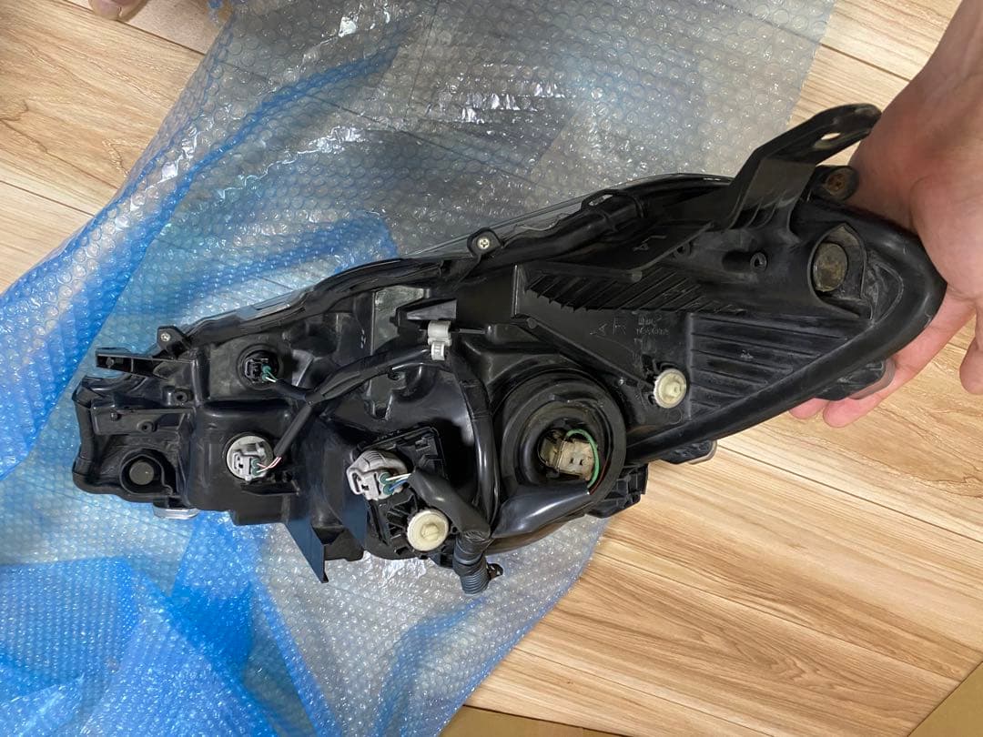 美品 NCP131 NSP 135 130後期 ヴィッツ 純正　右ヘッドライト