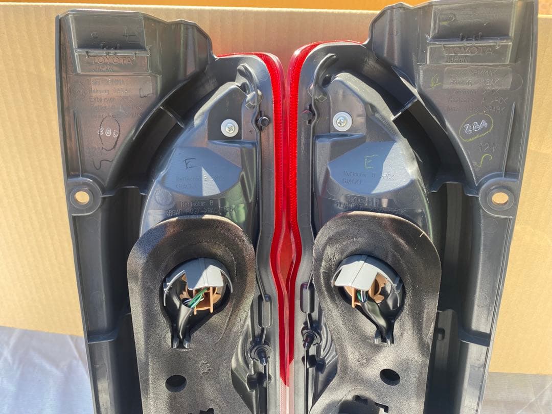 ハイエース7型四駆寒冷地 S-GLダークプライム2純正テールランプ　美品