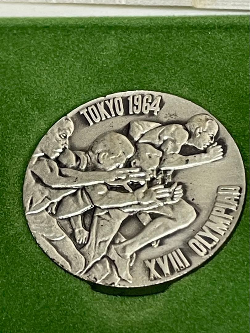 1964年東京オリンピックの記念硬貨、オリジナルケース付き（銀刻印あり）