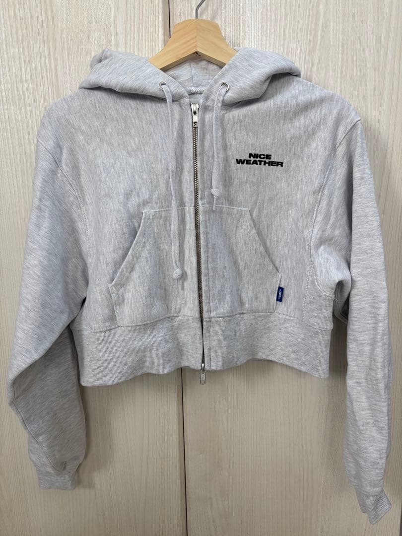 ＜NICE WEATHER＞ウィメンズ ジップクロップドパーカー　S