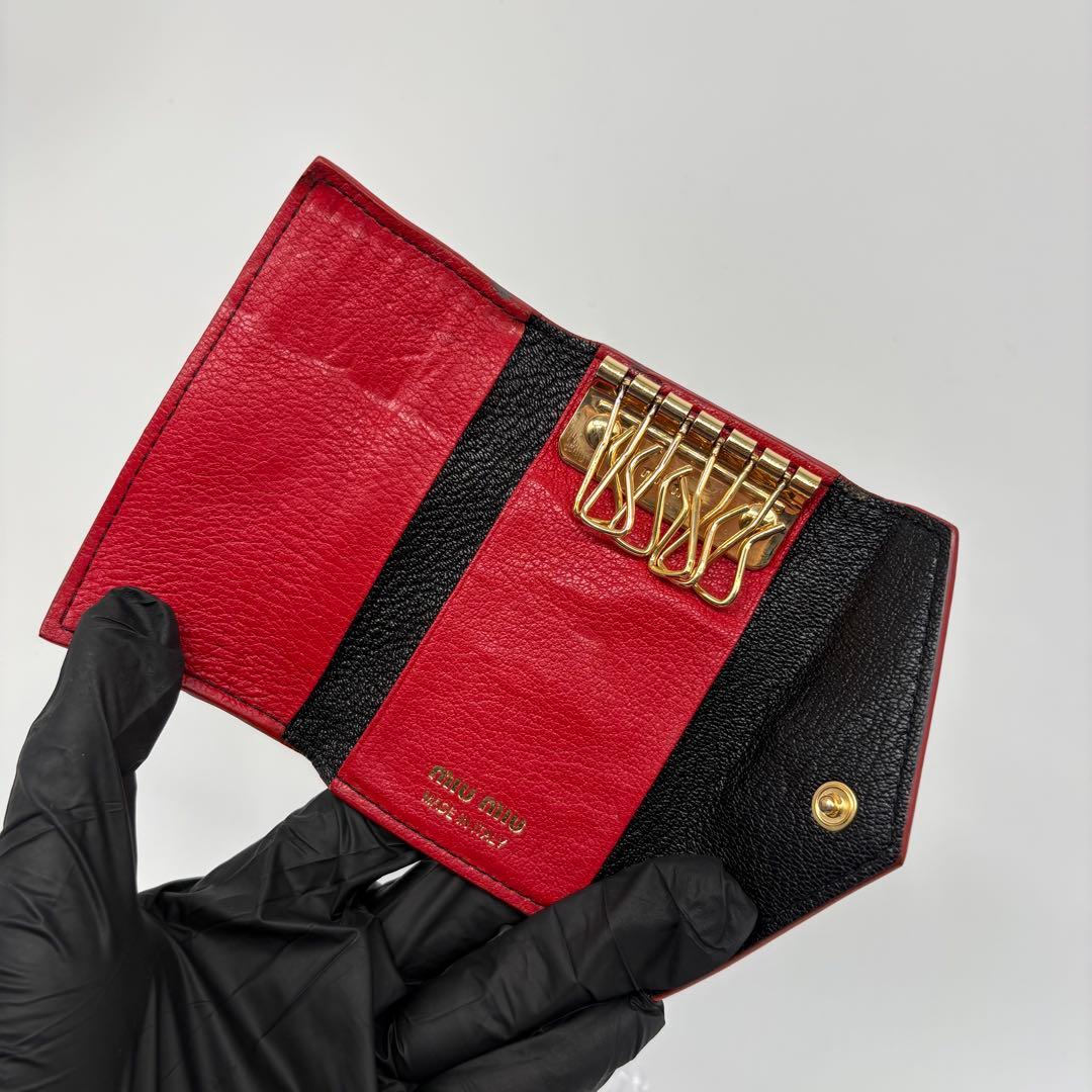 miumiu ハートモチーフ キーケース 黒/赤　まる