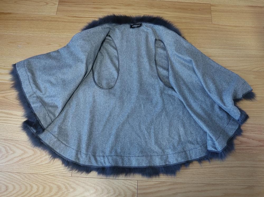 美品■FERRARA　ITARY製　/リアルファー付きポンチョ■■グレー系■
