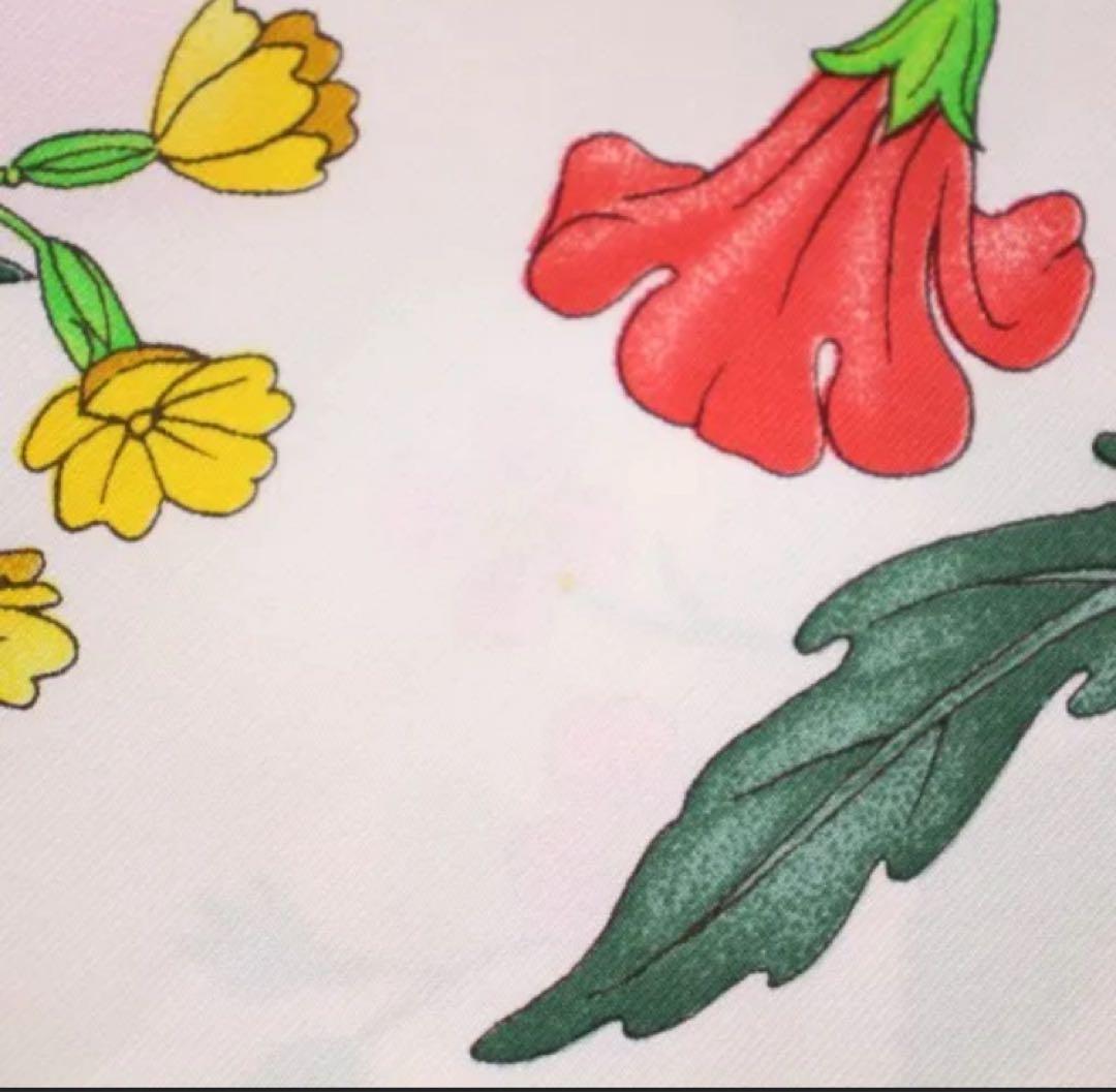 GUCCI 花柄　シルク　スカーフ　ホワイト　グレー