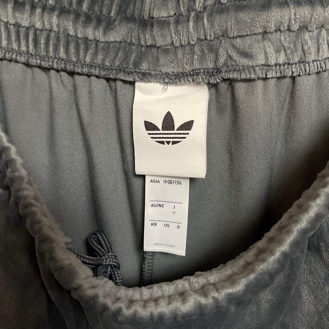 adidas トレフォイルロゴ　ベロアジャージパンツ グレー