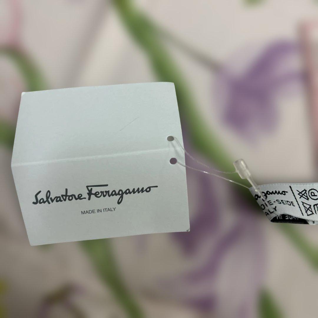 Salvatore Ferragamo 花柄シルクスカーフ