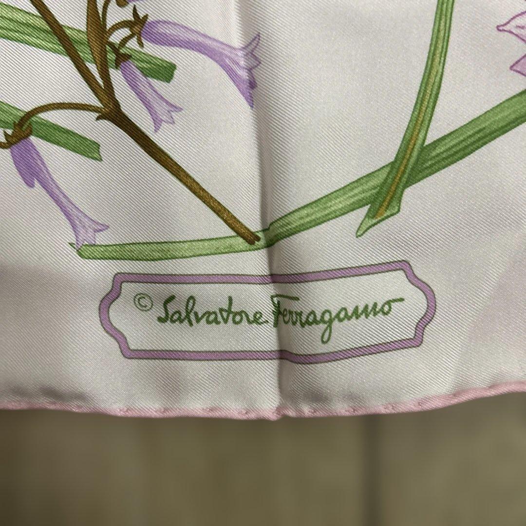 Salvatore Ferragamo 花柄シルクスカーフ