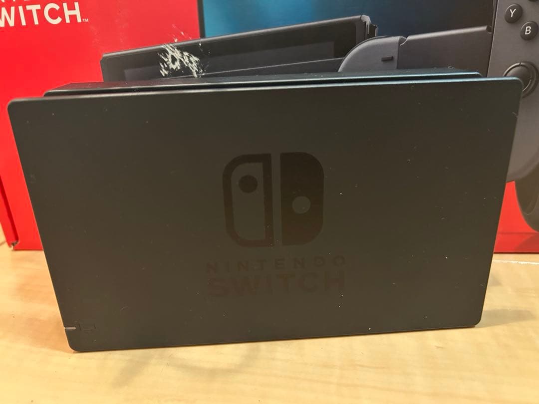 【美品】任天堂 Switch 本体 付属品全てあり 外箱に少しキズ　ブラック