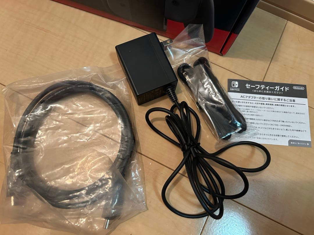 【美品】任天堂 Switch 本体 付属品全てあり 外箱に少しキズ　ブラック