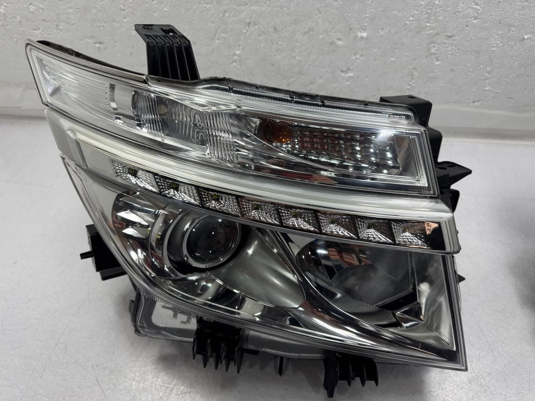 日産 美品エルグランドE52TE52キセノンHIDヘッドライト左右