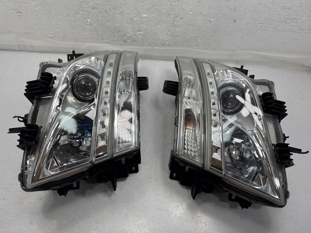 日産 美品エルグランドE52TE52キセノンHIDヘッドライト左右