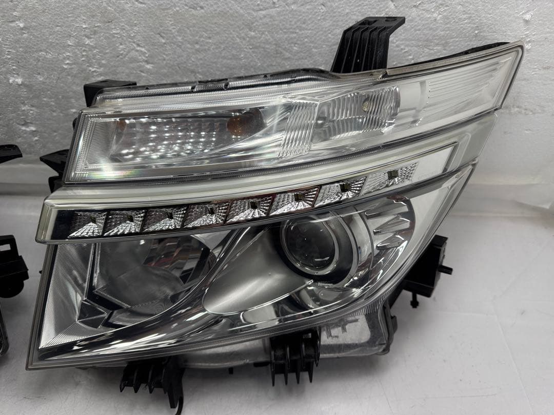 日産 美品エルグランドE52TE52キセノンHIDヘッドライト左右