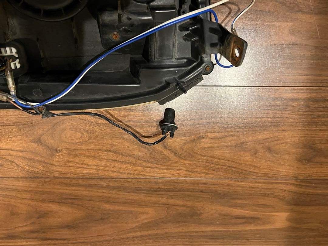 キャデラック　エスカレード　ヘッドライト 右側