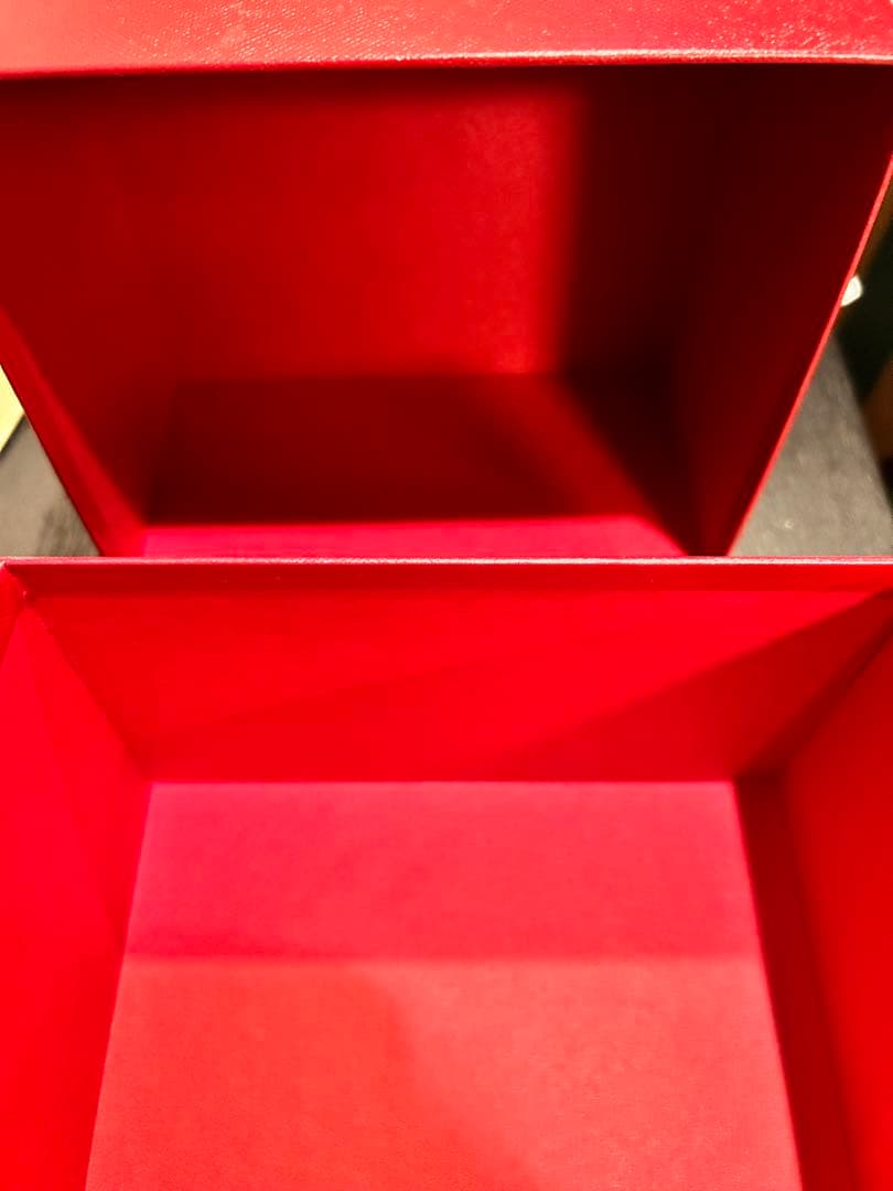 ブラックフライデー！かなり美品　正規品⭐︎Cartier 赤ギフトボックス 正方形
