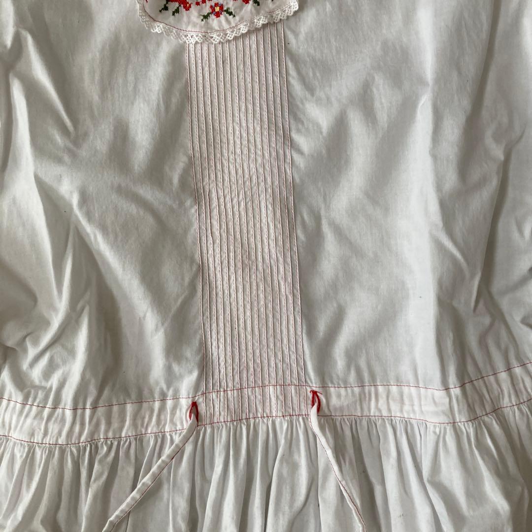 ピンクハウス　赤ステッチ襟元にＰＨ刺繍、袖にフリルの綿素材のワンピース