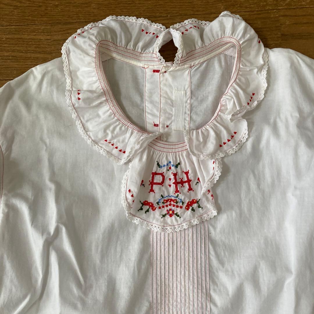 ピンクハウス　赤ステッチ襟元にＰＨ刺繍、袖にフリルの綿素材のワンピース