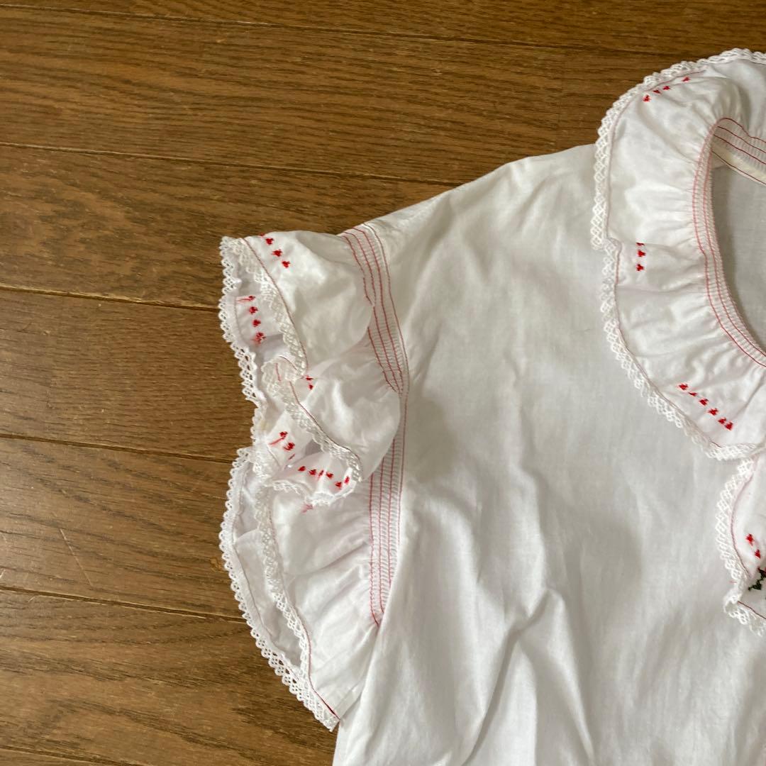 ピンクハウス　赤ステッチ襟元にＰＨ刺繍、袖にフリルの綿素材のワンピース