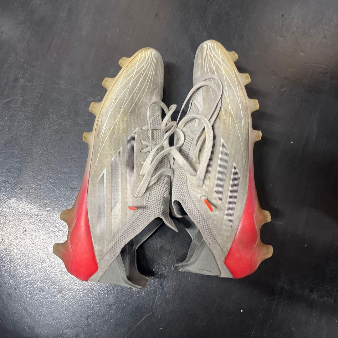 adidas サッカーシューズ グレー/レッド