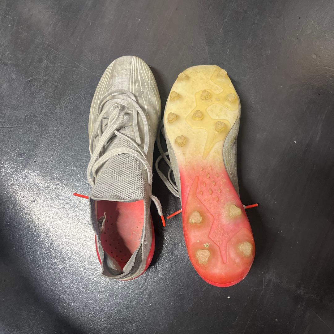 adidas サッカーシューズ グレー/レッド