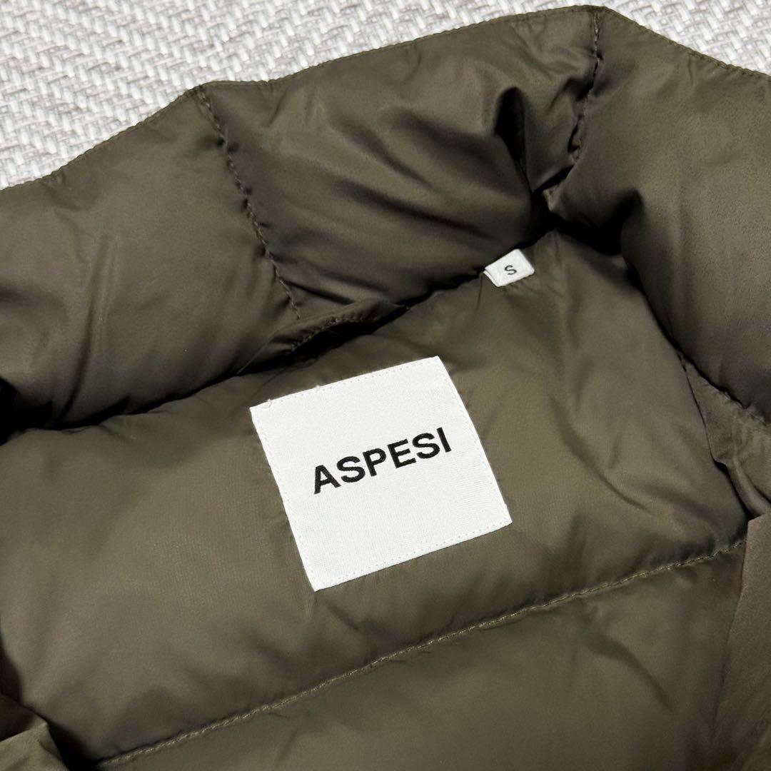 美品 アスペジ ダウンベスト ハイネック カーキ 裾ドローコード付き S