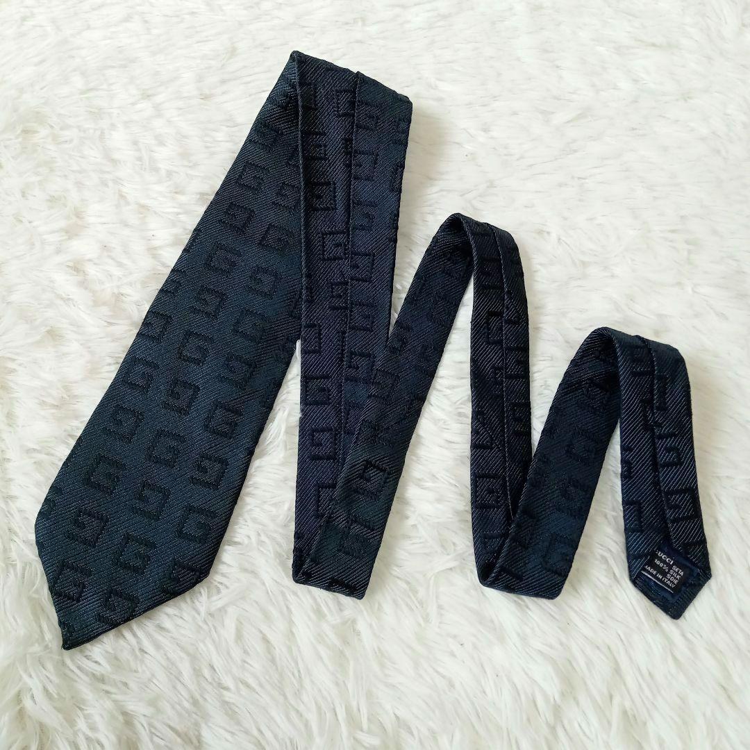 【美品】GUCCI　ネクタイ　GG柄　ロゴ　エンボス加工　高級感