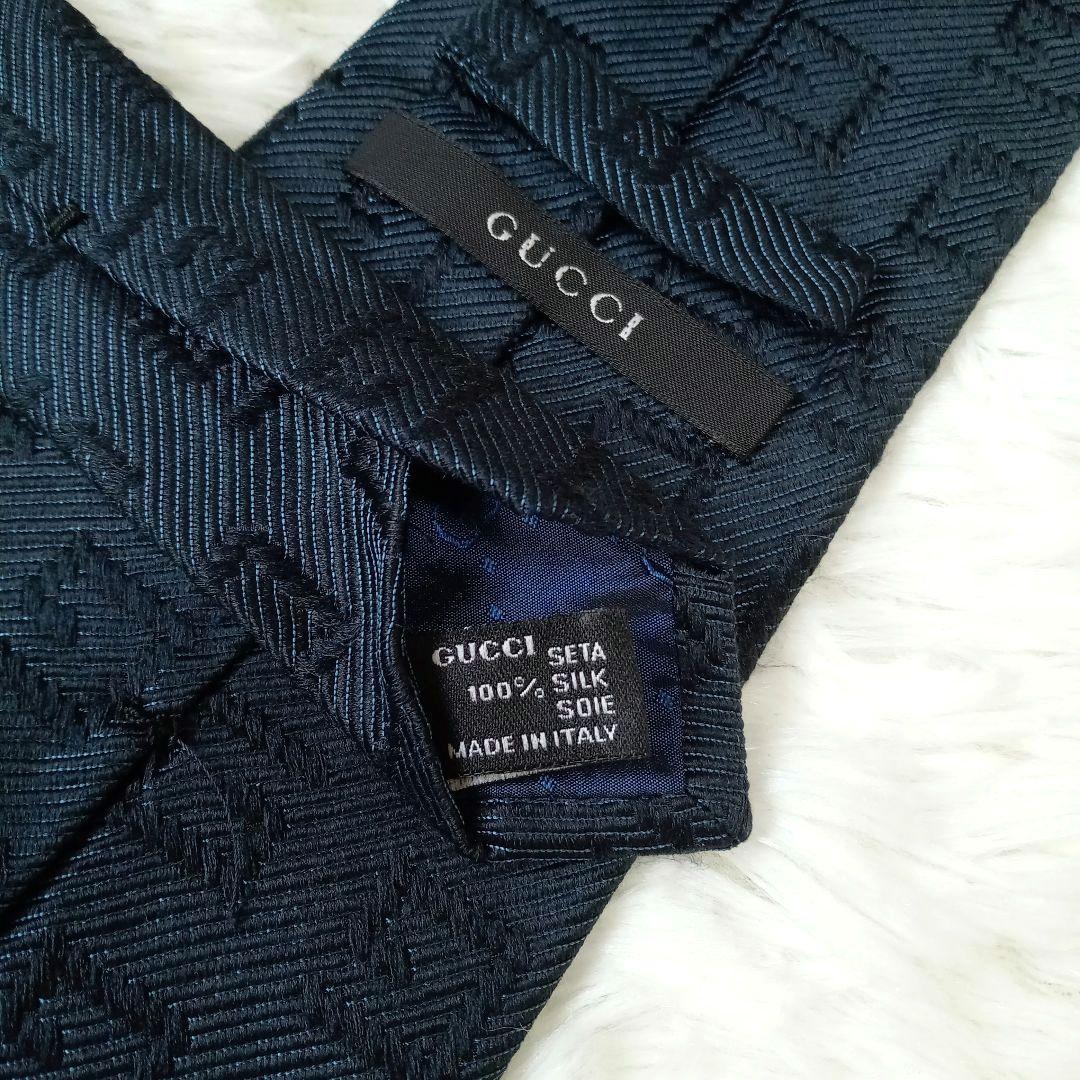 【美品】GUCCI　ネクタイ　GG柄　ロゴ　エンボス加工　高級感