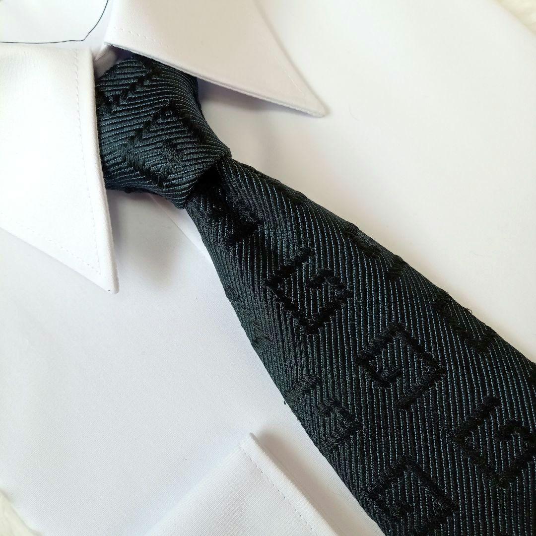 【美品】GUCCI　ネクタイ　GG柄　ロゴ　エンボス加工　高級感