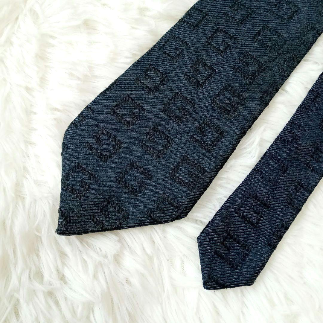 【美品】GUCCI　ネクタイ　GG柄　ロゴ　エンボス加工　高級感