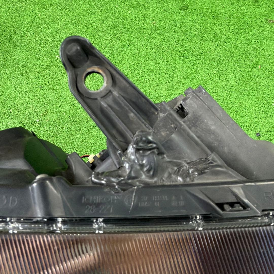 ノア ZRR80G 右側ヘッドライトICHIKOH 28-227 (415)