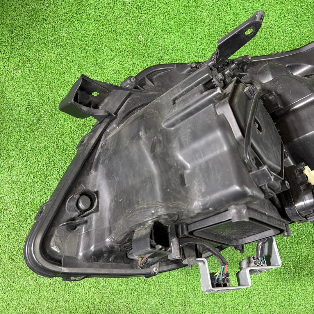 ノア ZRR80G 右側ヘッドライトICHIKOH 28-227 (415)