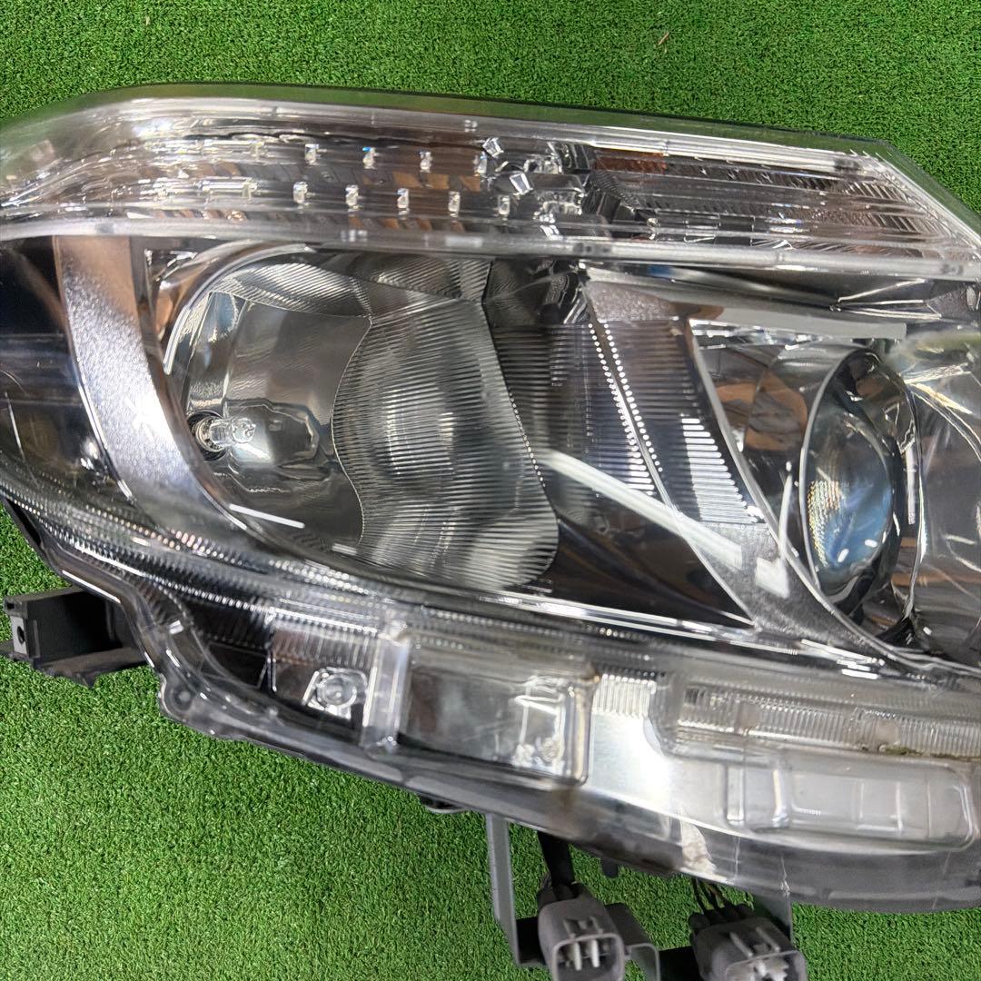 ノア ZRR80G 右側ヘッドライトICHIKOH 28-227 (415)
