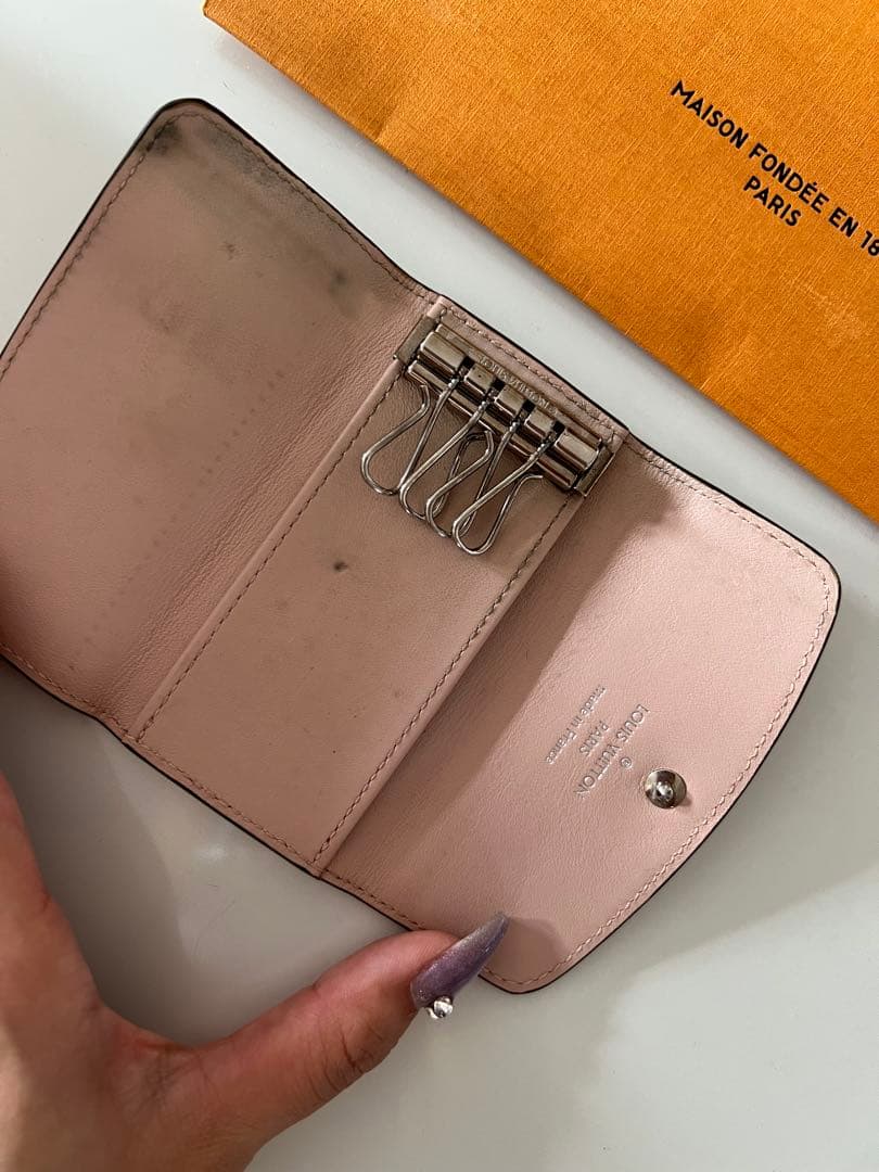LOUIS VUITTON ピンク マヒナ キーケース