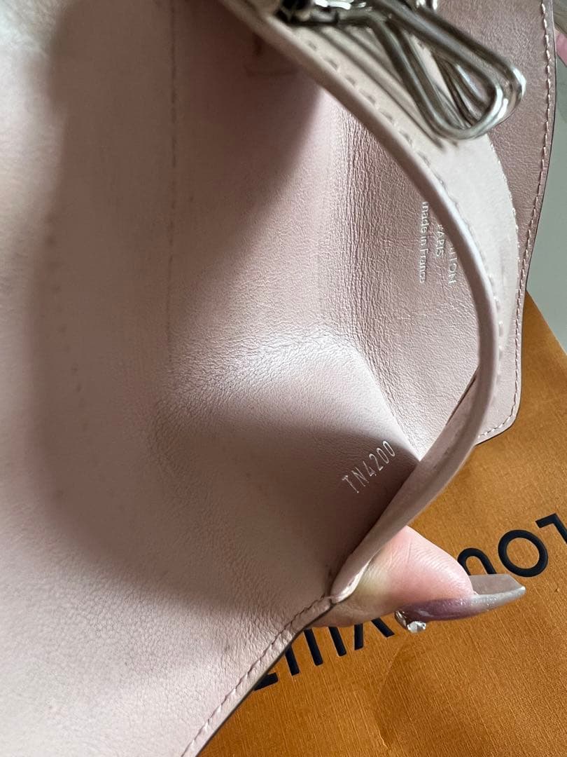 LOUIS VUITTON ピンク マヒナ キーケース