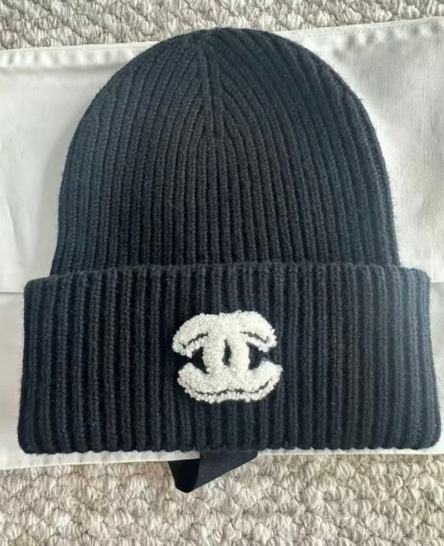 CHANEL シャネル　ブラックニット帽 CCロゴ付き　新品同様