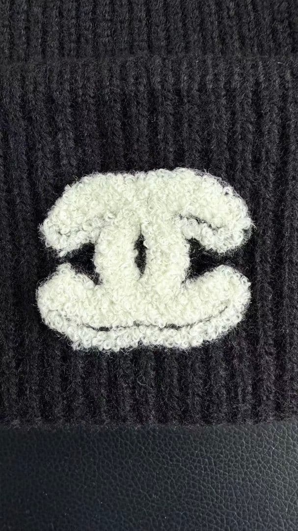 CHANEL シャネル　ブラックニット帽 CCロゴ付き　新品同様