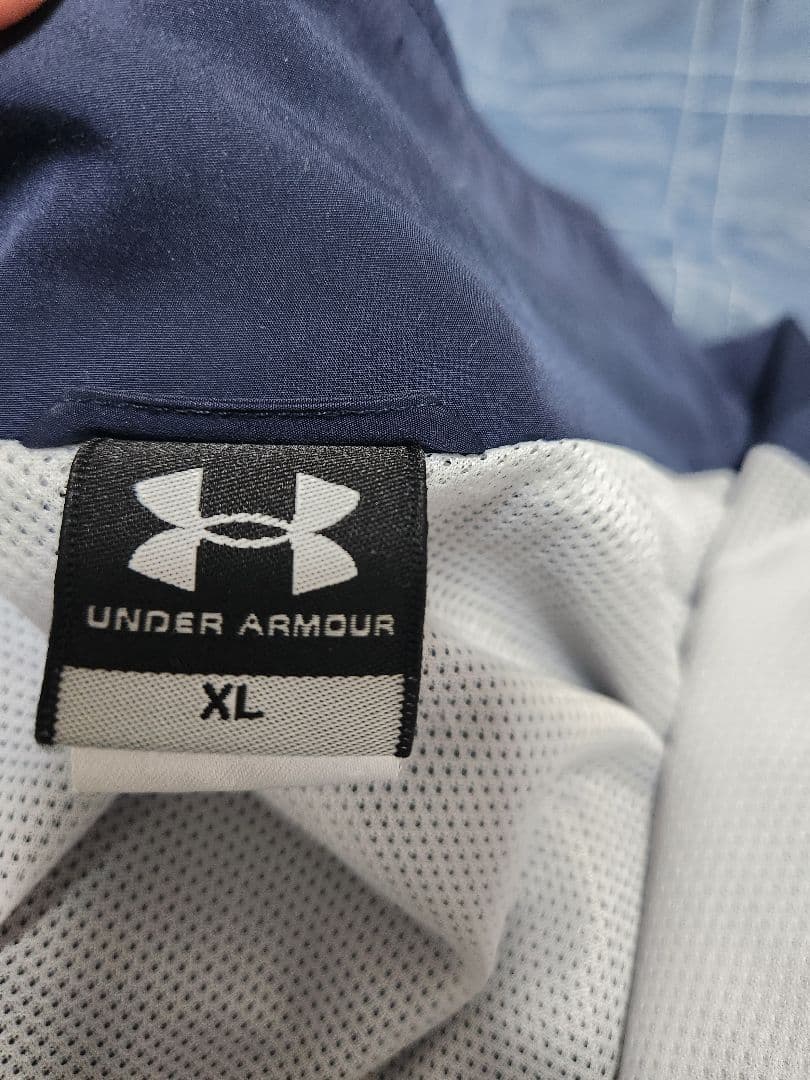 UNDER ARMOUR　アンダーアーマー　ナイロンジャージ　　上XL　下L