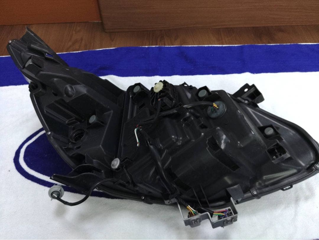 80系　ヴォクシー　後期　左　ヘッドライト　ICHIKOH 28-240 打刻K