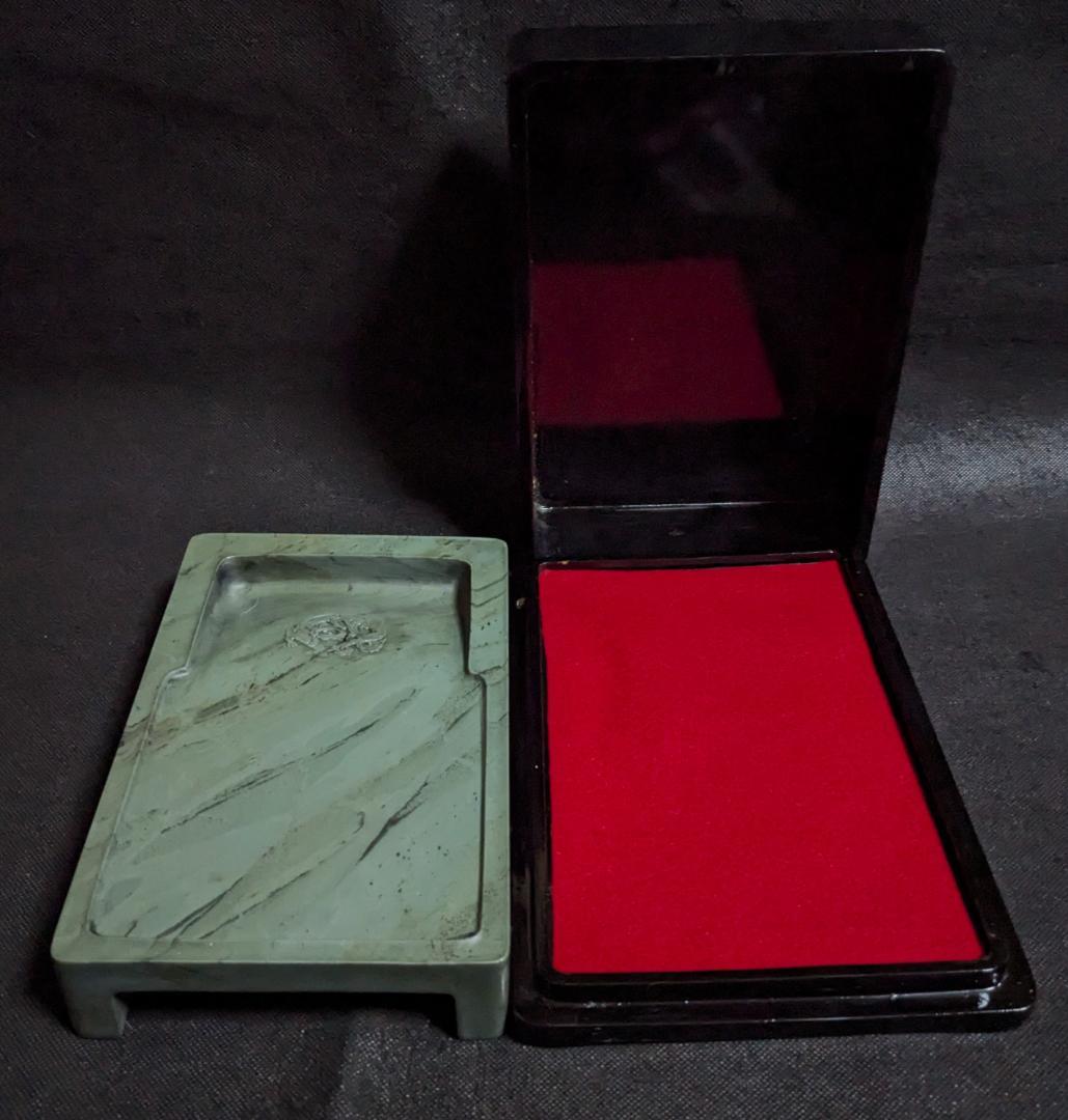 【五台山緑石の門字抄手硯】◆約8.6吋◆群微点状波紋の潤緑美石◆神獣文◆唐木塗箱