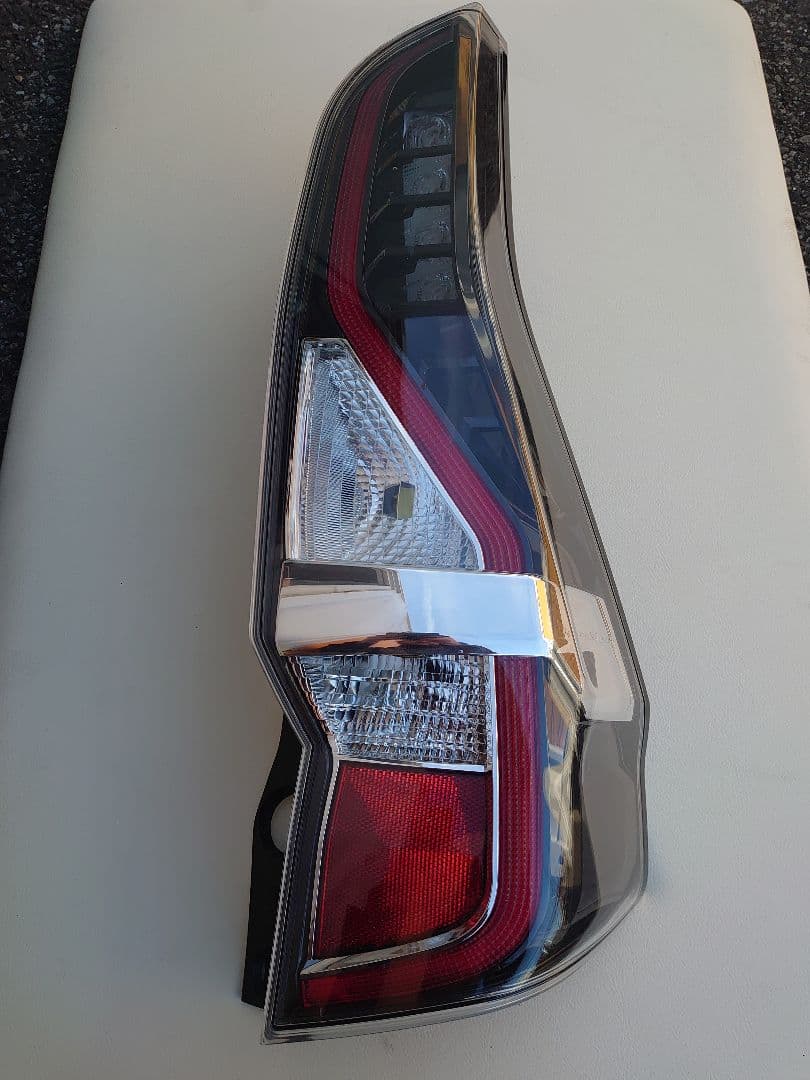 セレナ ハイウェイスター C27　純正 右テール　 220-23786