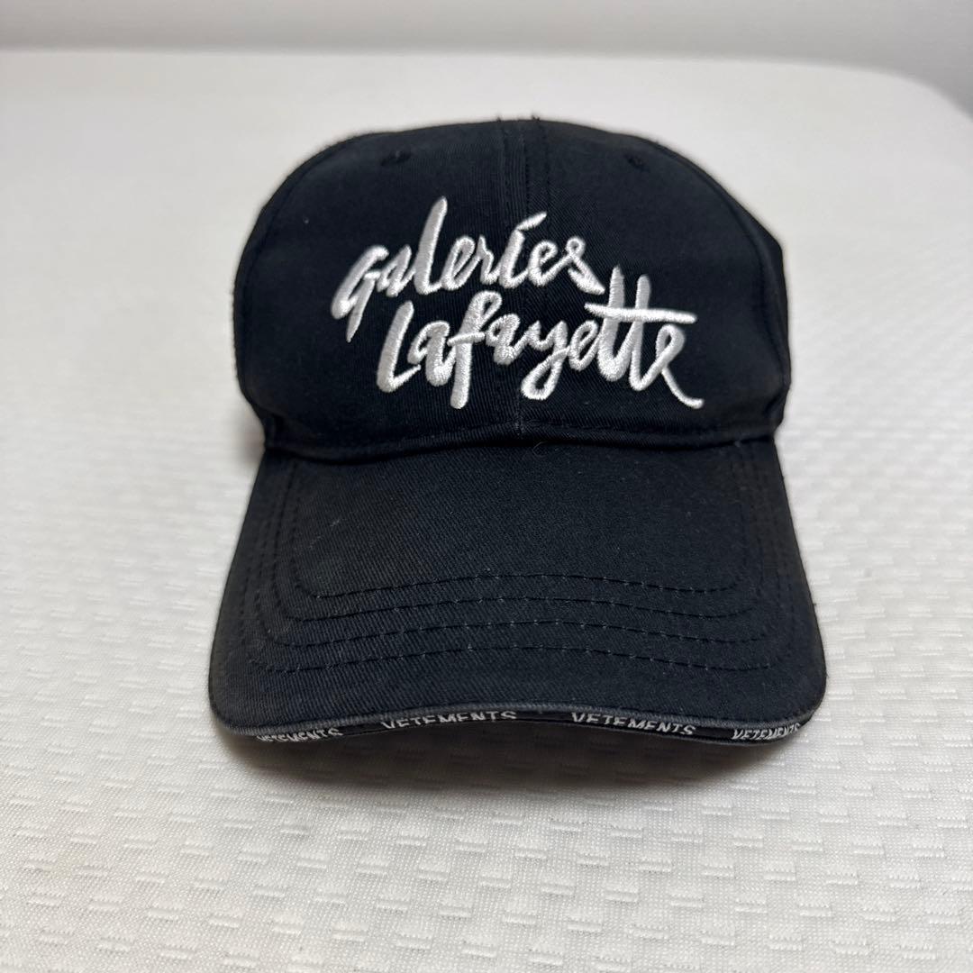 VETEMENTS ギャラリー・ラファイエット キャップ 黒