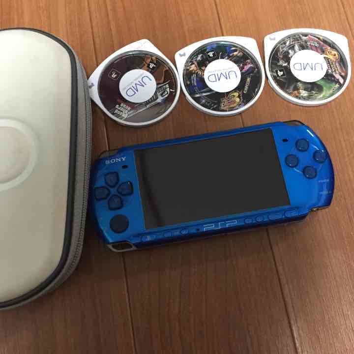 PSP、ケース、カセット３つ（充電器付き