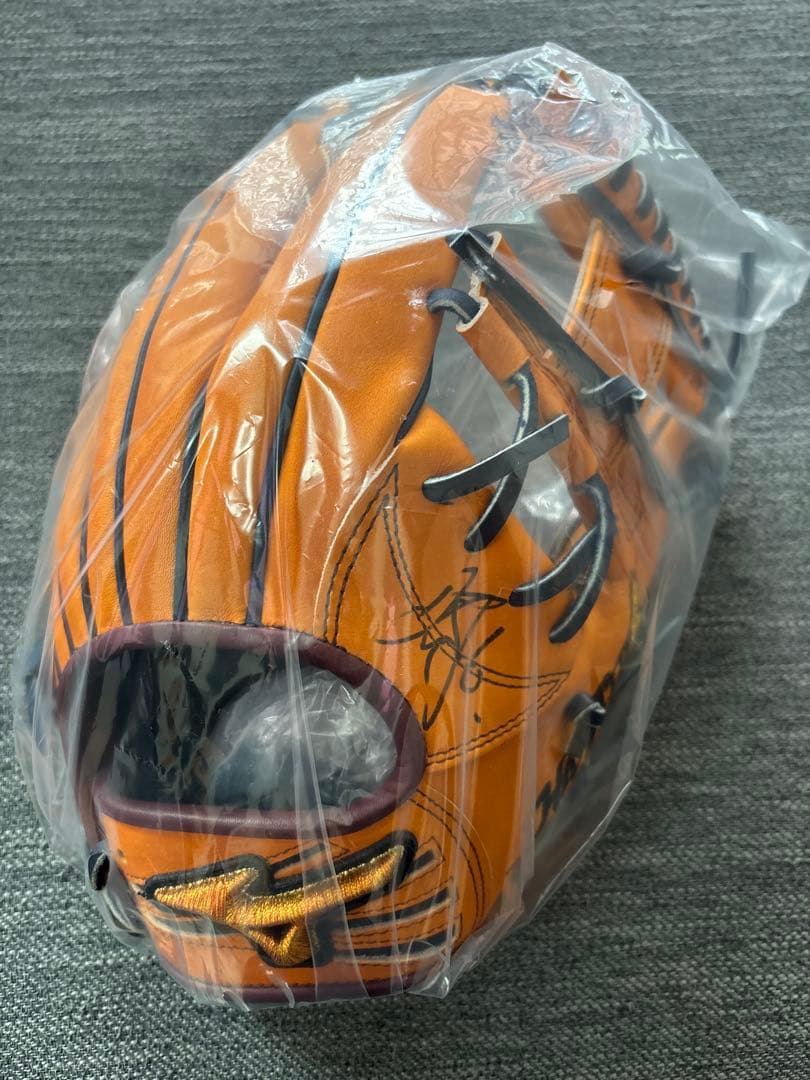 読売ジャイアンツ 坂本勇人選手実使用モデル 直筆サイン入りグローブ